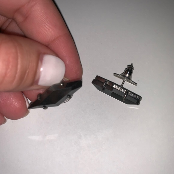 KENDRA Scott studs - Picture 1 of 2